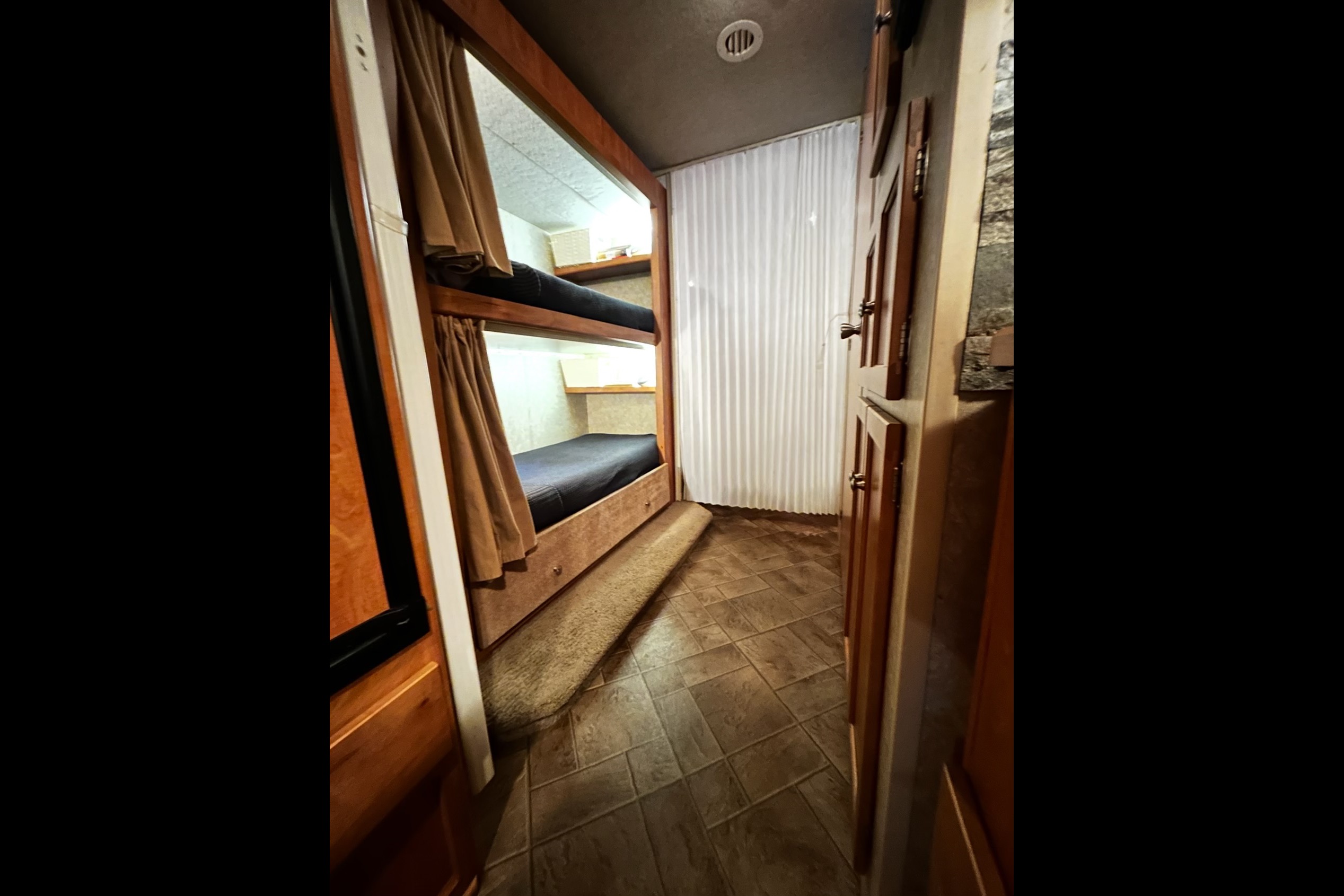 Lazen🐝 RV Adventures - Winnebago RV Cottage- SQUAMSH BASE CAMP