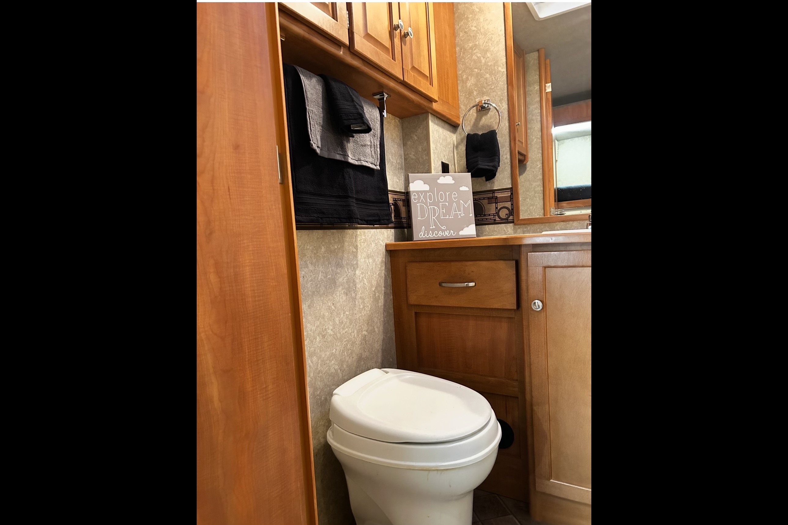 Lazen🐝 RV Adventures - Winnebago RV Cottage- SQUAMSH BASE CAMP