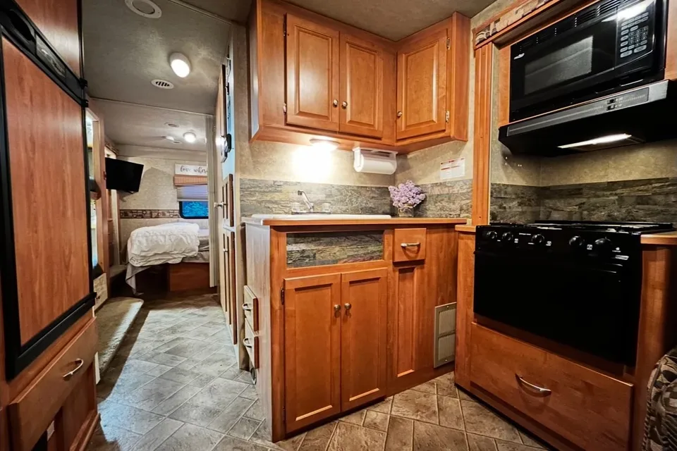 Lazen🐝 RV Adventures - Winnebago RV Cottage- SQUAMSH BASE CAMP