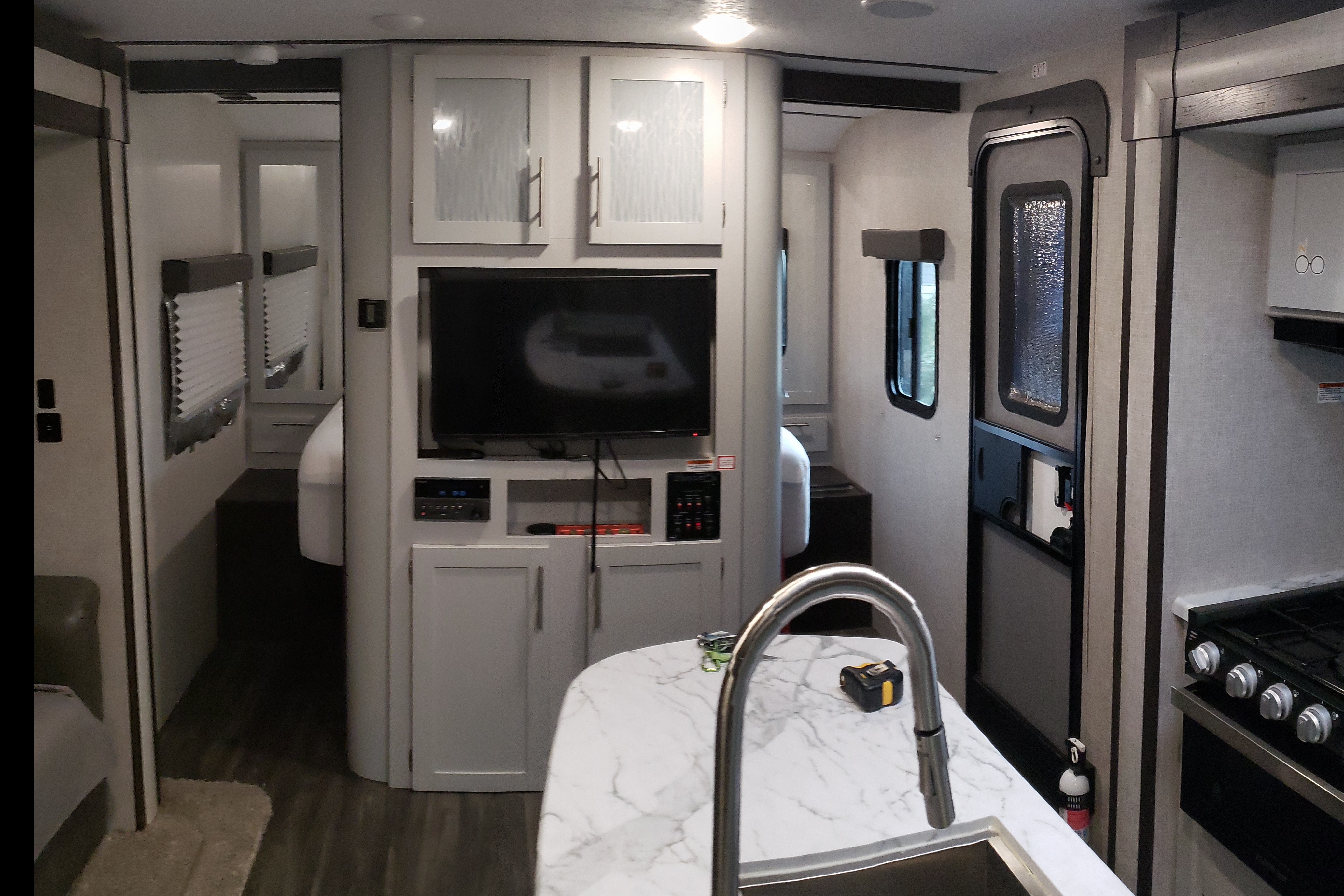 Wanderer, 30ft Dry Camping Luxury loaded trailer. 2 slides, 1/2 ton ok and dogs approved!