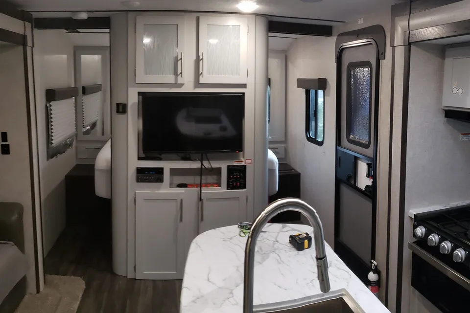 Wanderer, 30ft Dry Camping Luxury loaded trailer. 2 slides, 1/2 ton ok and dogs approved!