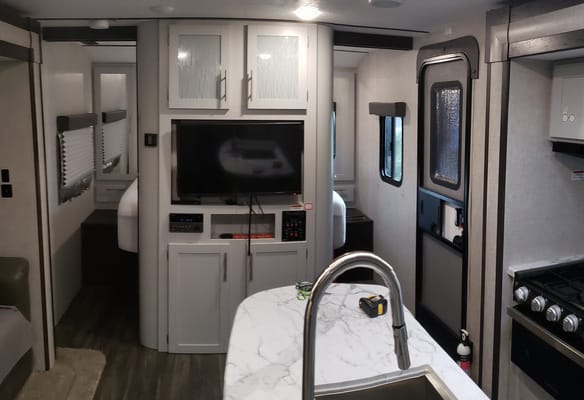 Wanderer, 30ft Dry Camping Luxury loaded trailer. 2 slides, 1/2 ton ok and dogs approved!