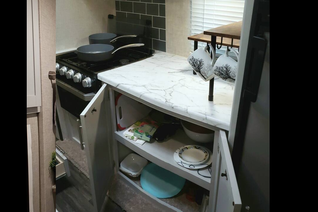 Wanderer, 30ft Dry Camping Luxury loaded trailer. 2 slides, 1/2 ton ok and dogs approved!