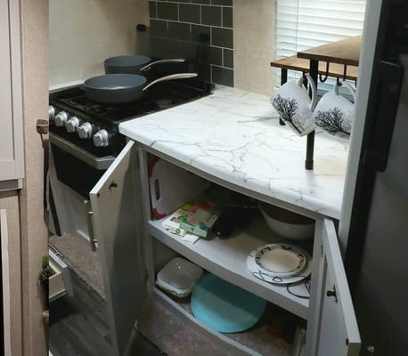 Wanderer, 30ft Dry Camping Luxury loaded trailer. 2 slides, 1/2 ton ok and dogs approved!