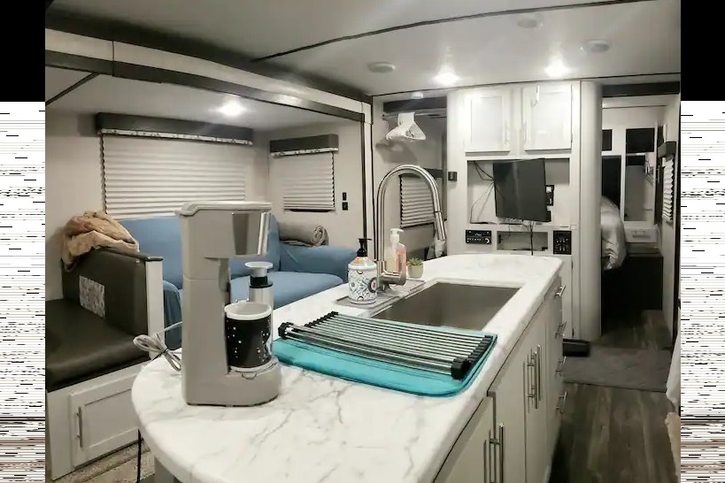 Wanderer, 30ft Dry Camping Luxury loaded trailer. 2 slides, 1/2 ton ok and dogs approved!