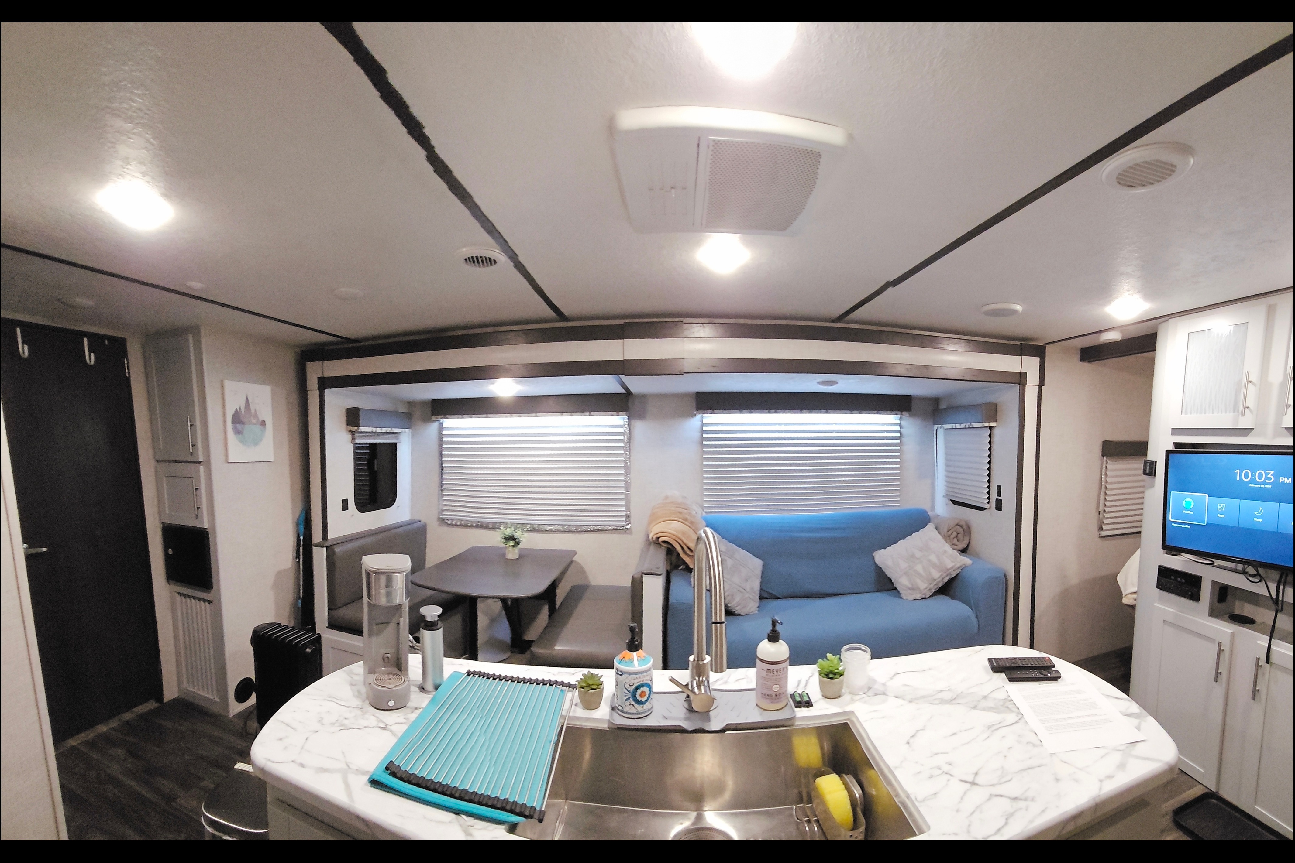 Wanderer, 30ft Dry Camping Luxury loaded trailer. 2 slides, 1/2 ton ok and dogs approved!