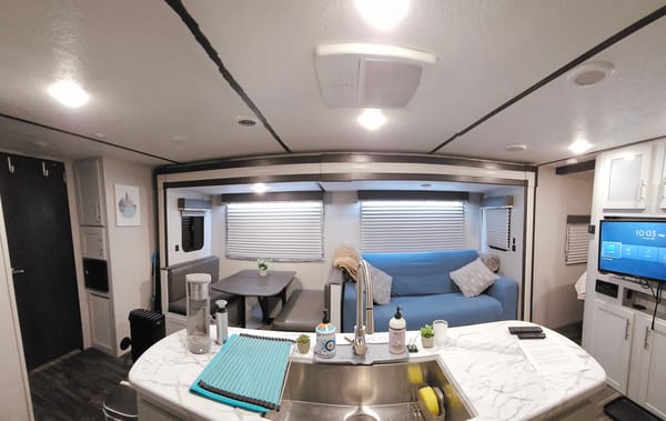 Wanderer, 30ft Dry Camping Luxury loaded trailer. 2 slides, 1/2 ton ok and dogs approved!