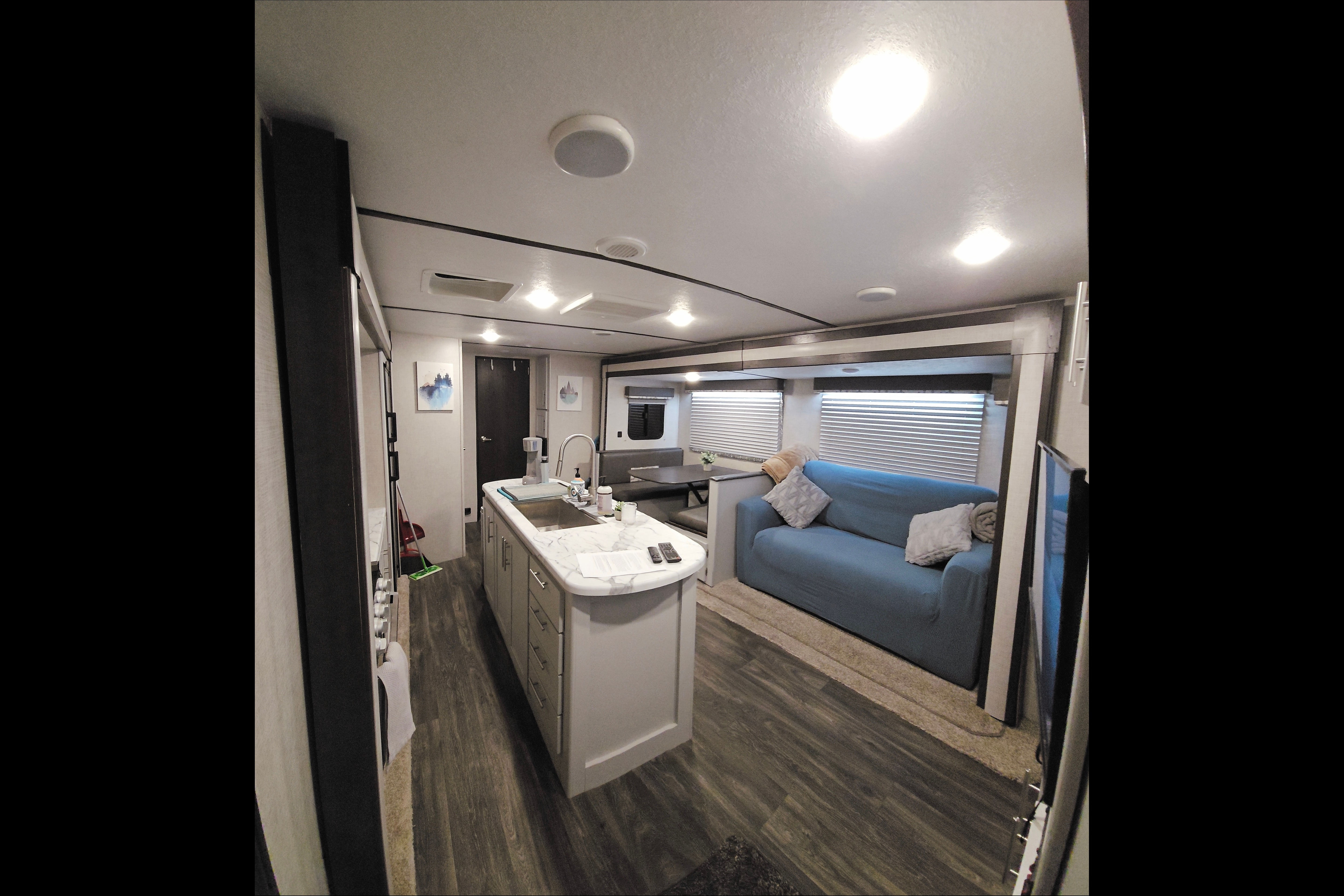 Wanderer, 30ft Dry Camping Luxury loaded trailer. 2 slides, 1/2 ton ok and dogs approved!