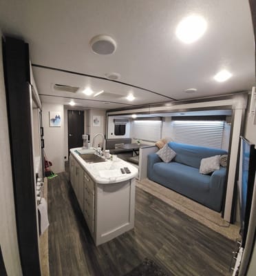 Wanderer, 30ft Dry Camping Luxury loaded trailer. 2 slides, 1/2 ton ok and dogs approved!