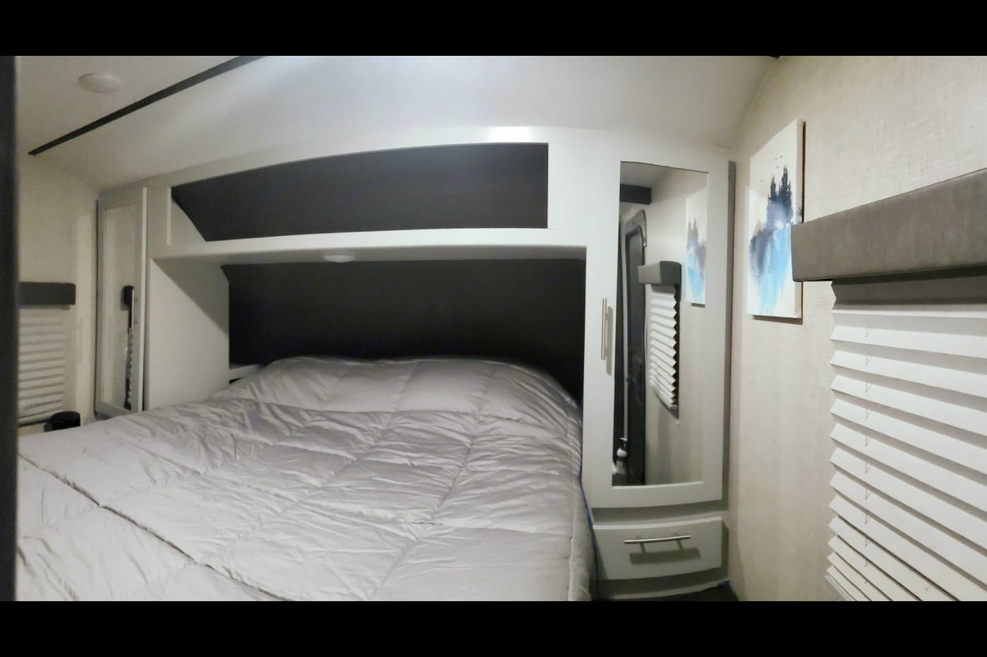 Wanderer, 30ft Dry Camping Luxury loaded trailer. 2 slides, 1/2 ton ok and dogs approved!