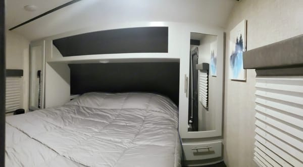 Wanderer, 30ft Dry Camping Luxury loaded trailer. 2 slides, 1/2 ton ok and dogs approved!