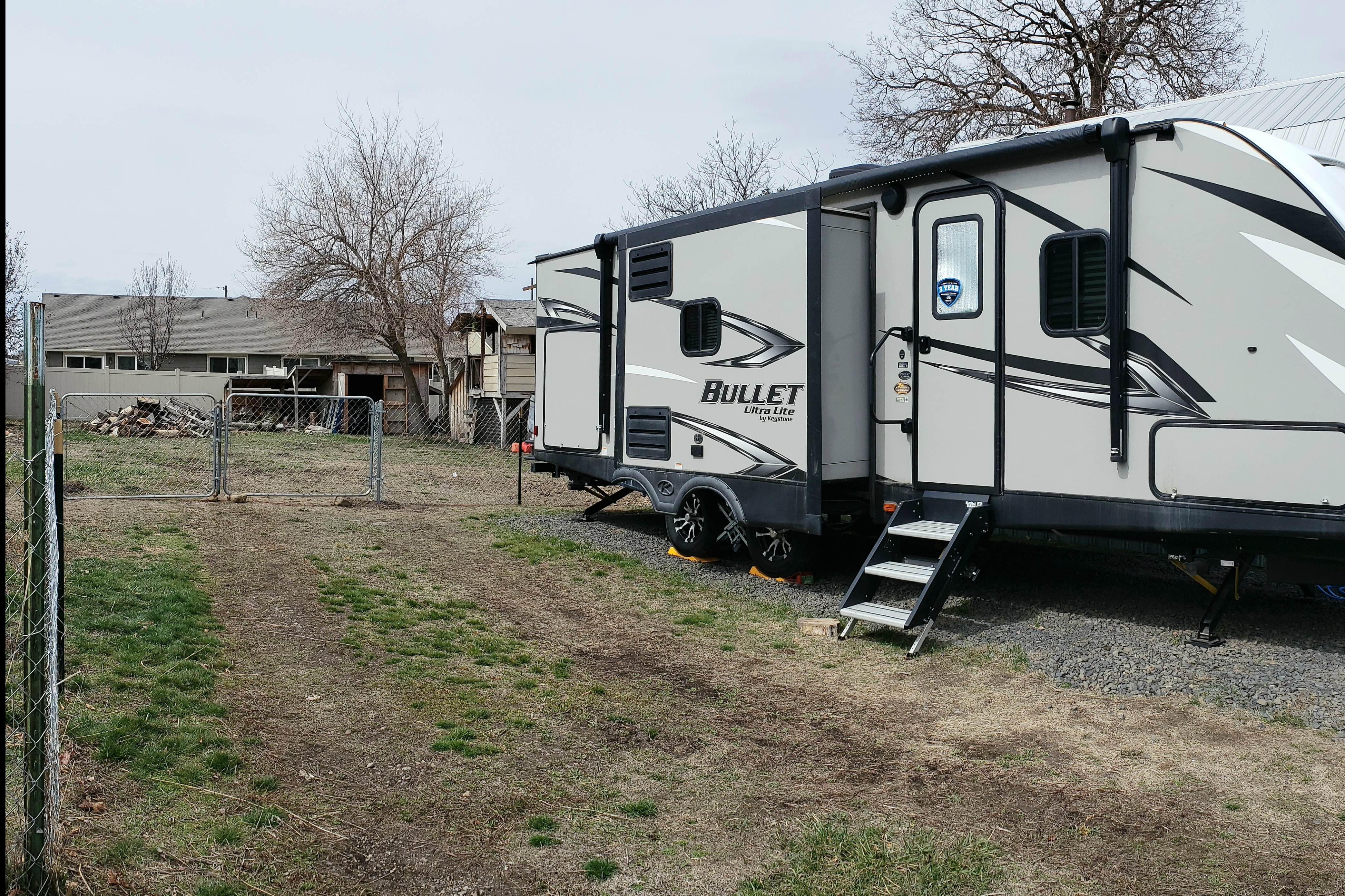 Wanderer, 30ft Dry Camping Luxury loaded trailer. 2 slides, 1/2 ton ok and dogs approved!