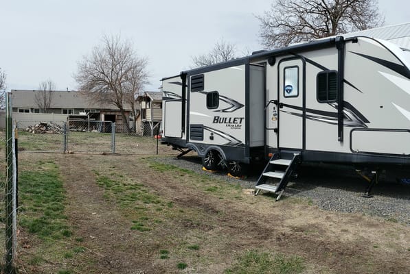 Wanderer, 30ft Dry Camping Luxury loaded trailer. 2 slides, 1/2 ton ok and dogs approved!