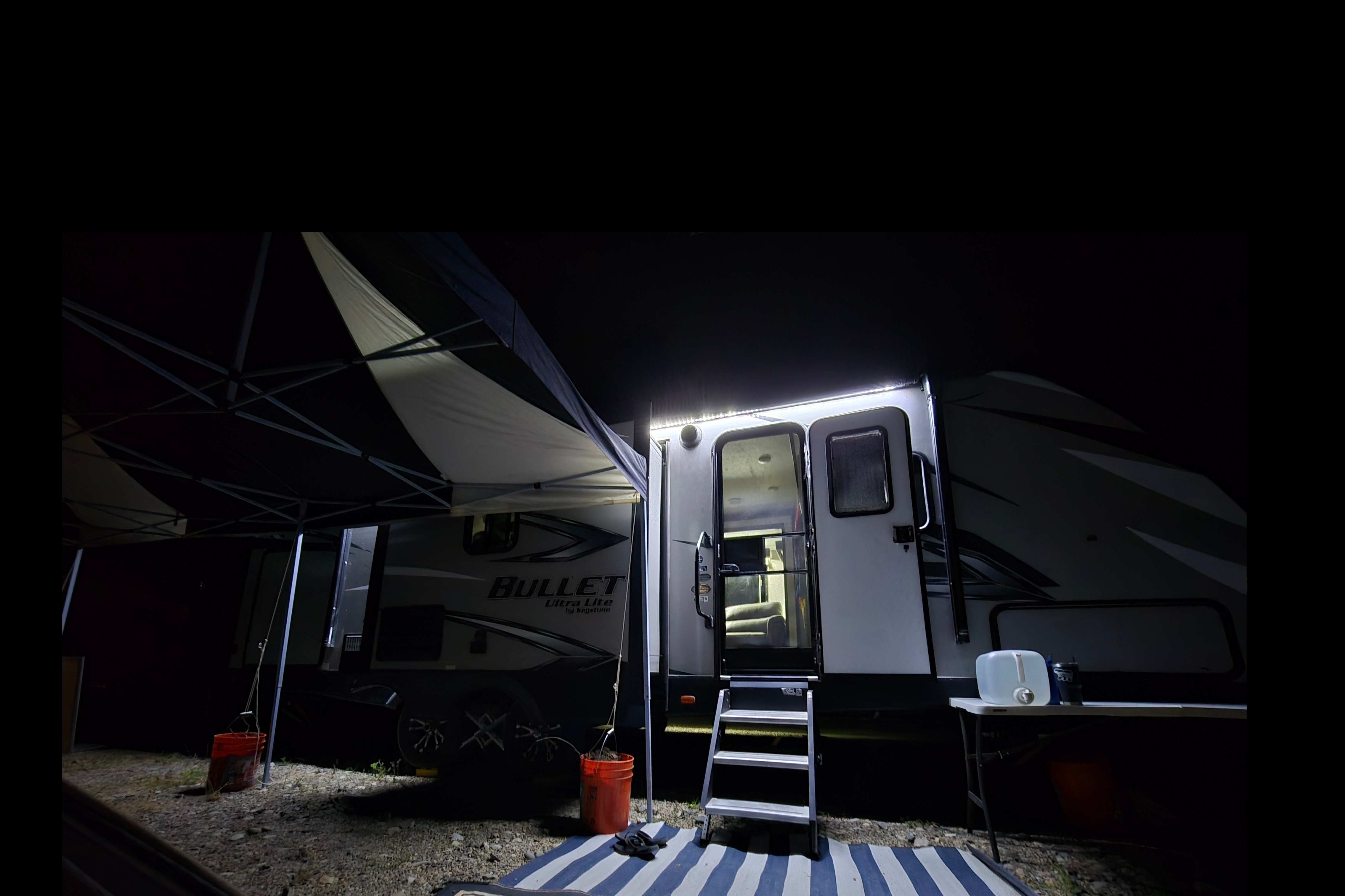 Wanderer, 30ft Dry Camping Luxury loaded trailer. 2 slides, 1/2 ton ok and dogs approved!