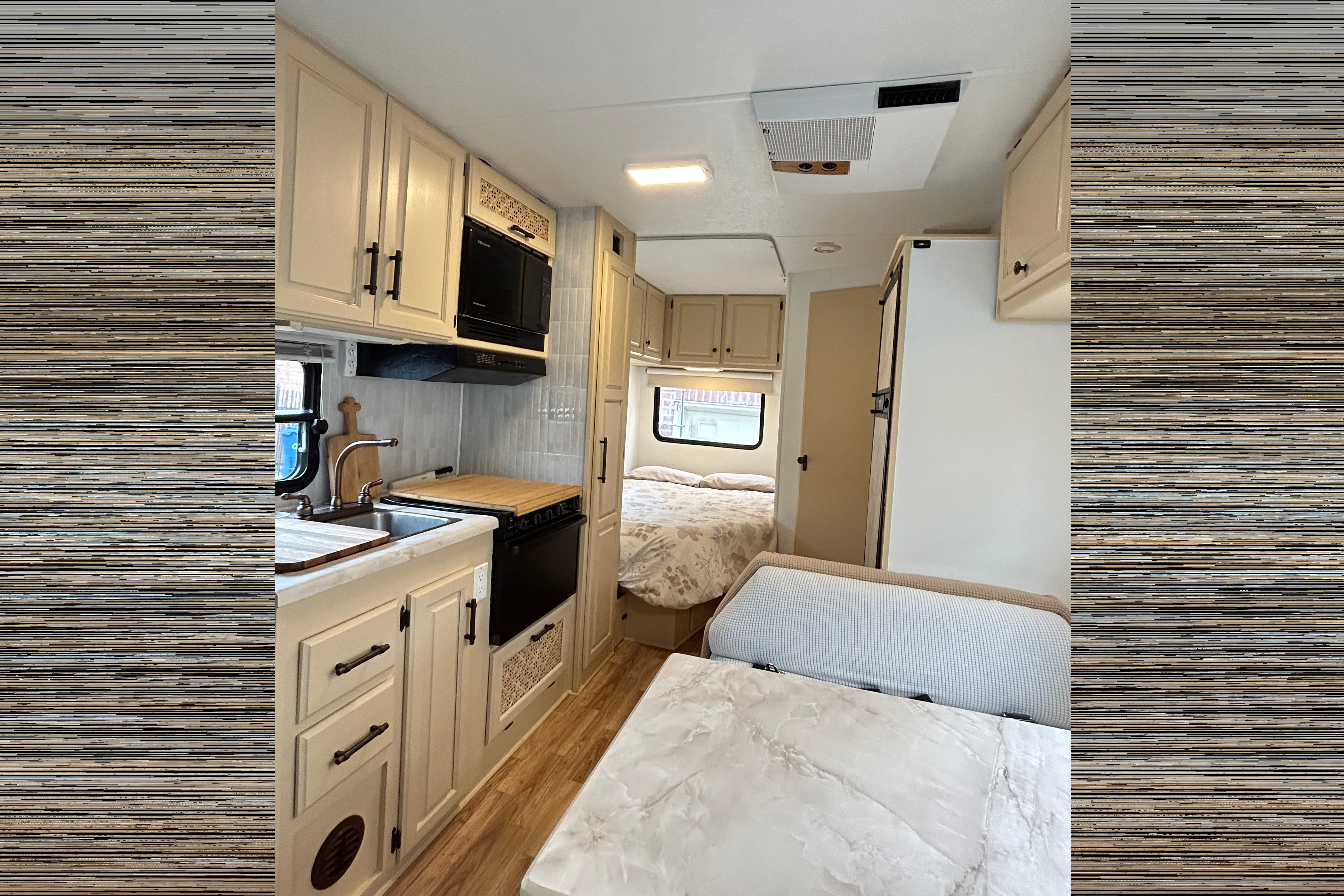 JomBoy : VR Classe C 24 pieds rénové Ford E350