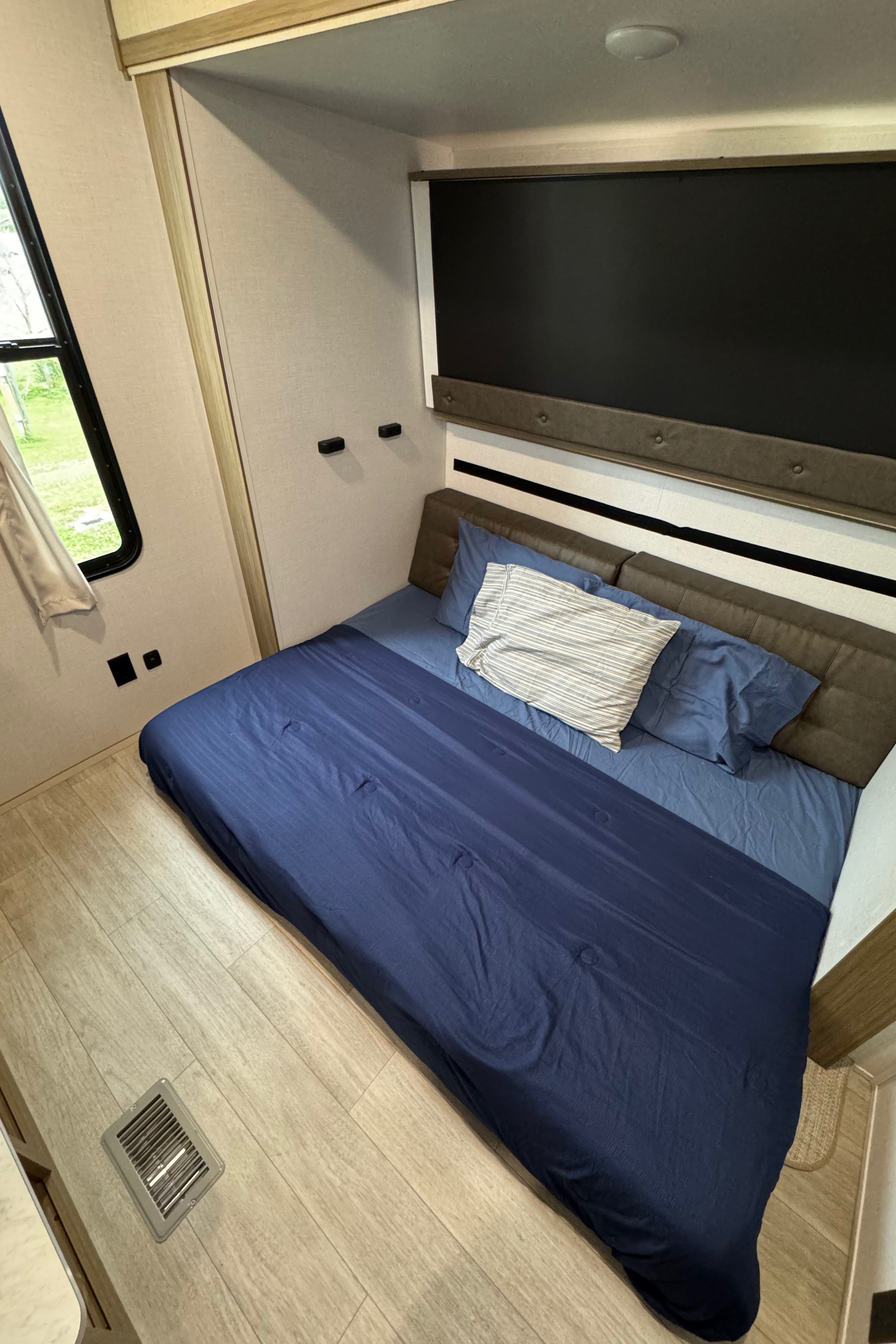 Fully Stocked + Outdoor Kitchen | Bunkhhouse | Delivery Only | Sleeps 7