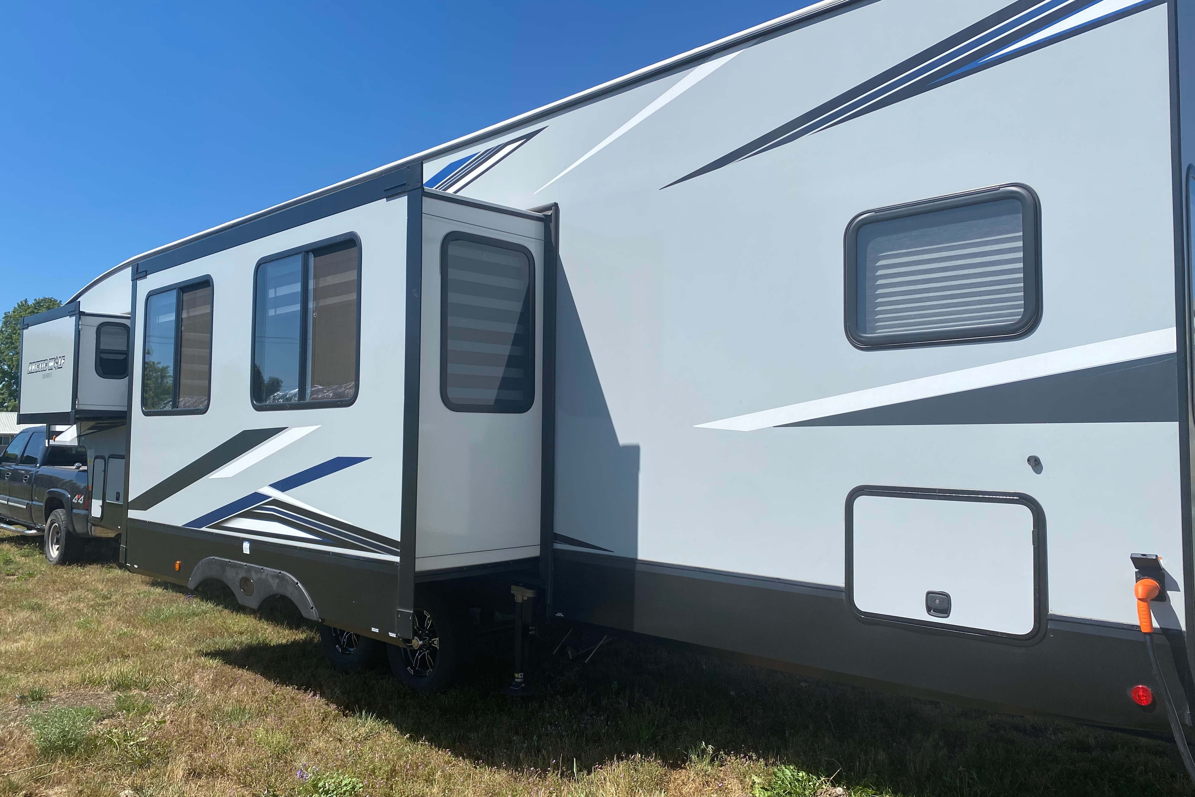 Fantastic 2021 Forest River RV Cherokee Arctic Wolf Suite 3770