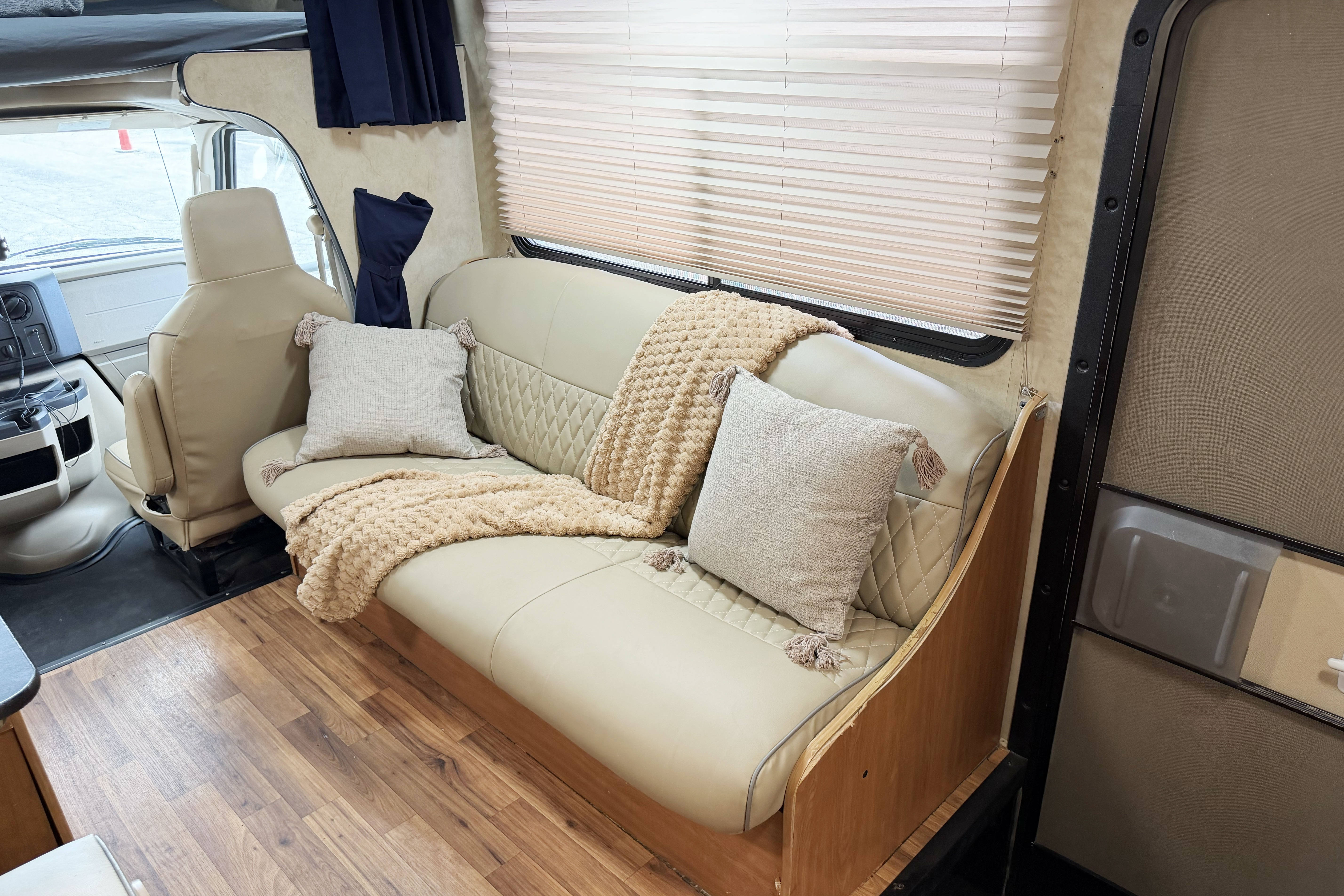 (#4) 30' Class C - Sleeps 6 - Generator, AC, Cozy- Festival, Burning Man