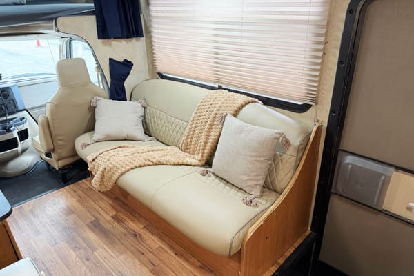 (#4) 30' Class C - Sleeps 6 - Generator, AC, Cozy- Festival, Burning Man