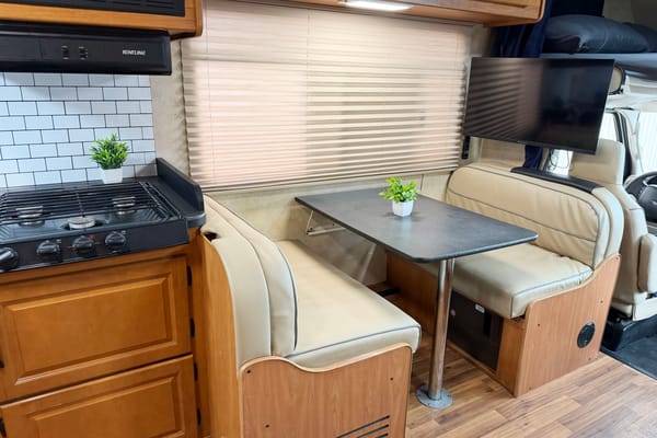 (#4) 30' Class C - Sleeps 6 - Generator, AC, Cozy- Festival, Burning Man