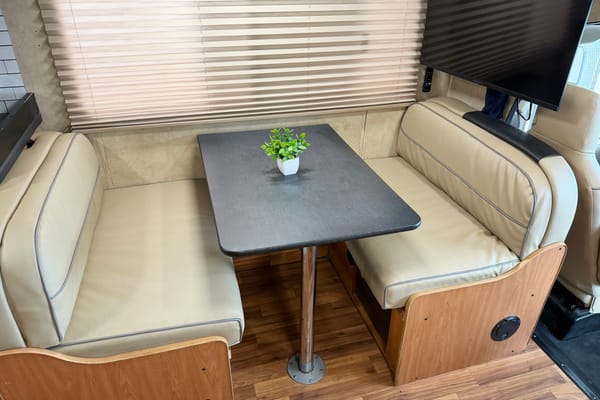 (#4) 30' Class C - Sleeps 6 - Generator, AC, Cozy- Festival, Burning Man