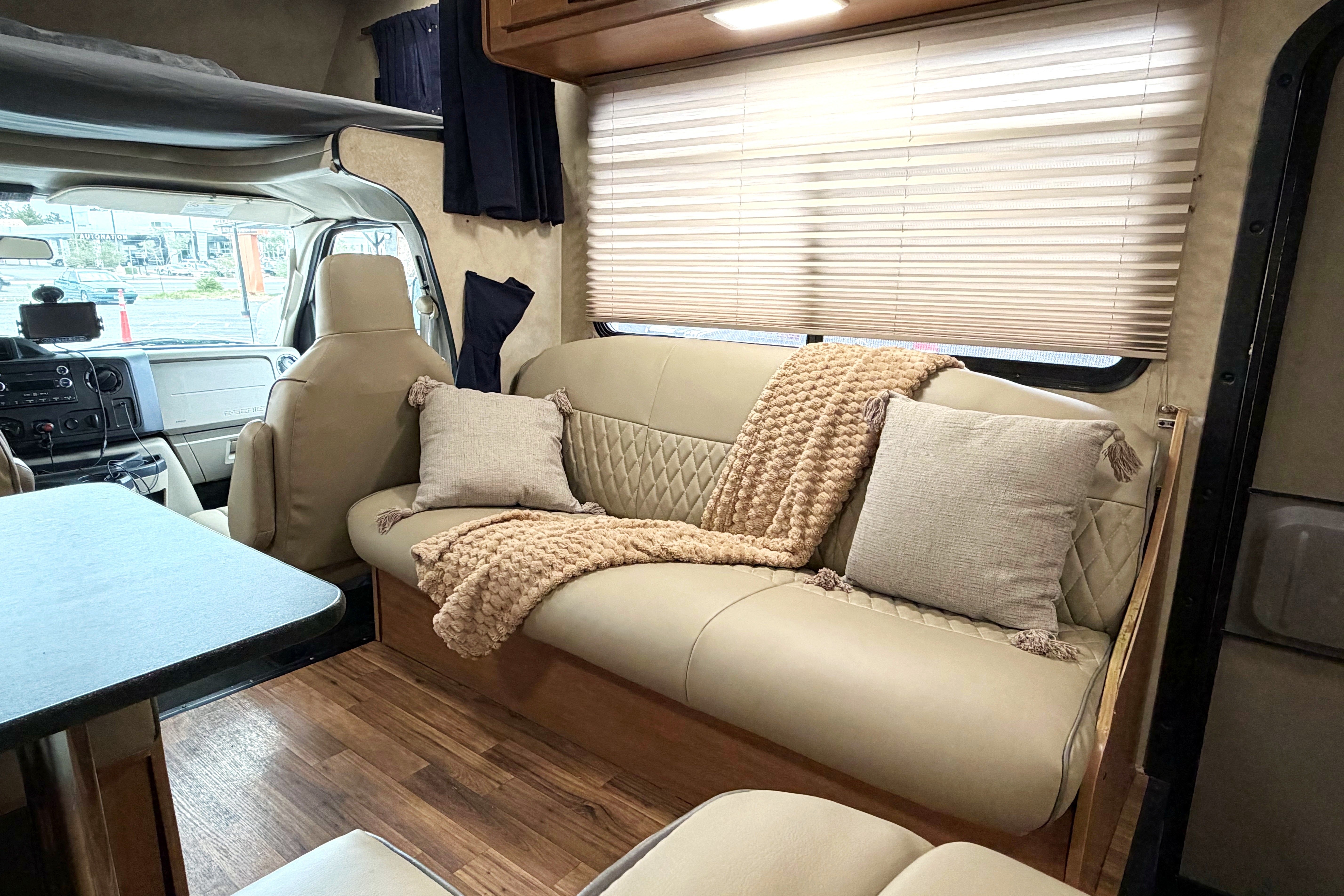 (#4) 30' Class C - Sleeps 6 - Generator, AC, Cozy- Festival, Burning Man