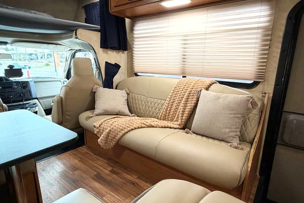 (#4) 30' Class C - Sleeps 6 - Generator, AC, Cozy- Festival, Burning Man
