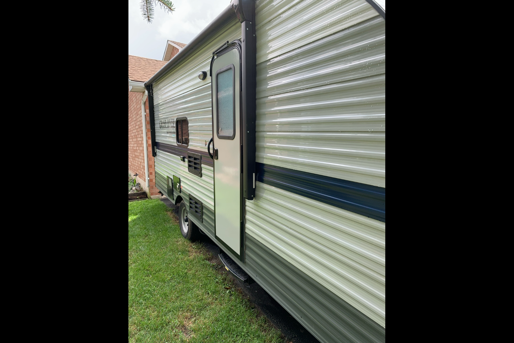 Ultralight Grand River 19BH Travel Trailer