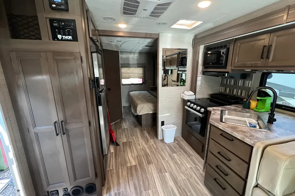 Ace Ventura Thor Motor Coach ACE Class A