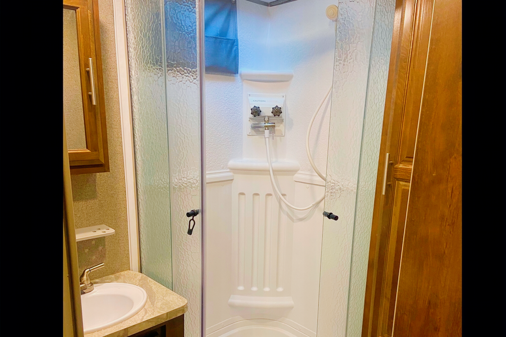 Beautiful Modern Well Appointed Camp Trailer