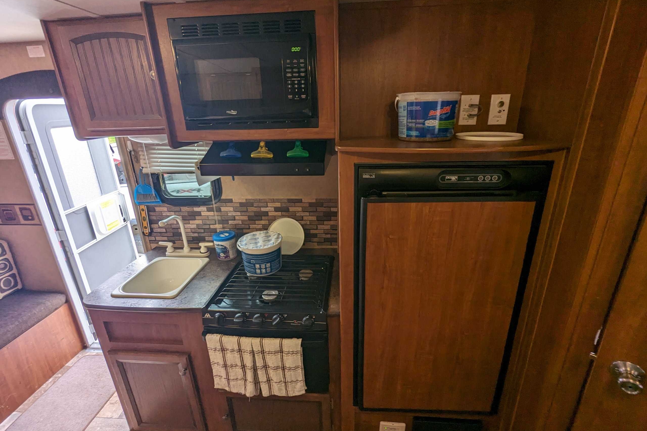 Kyra & James' Jayco Jay Flight 18H Hybrid