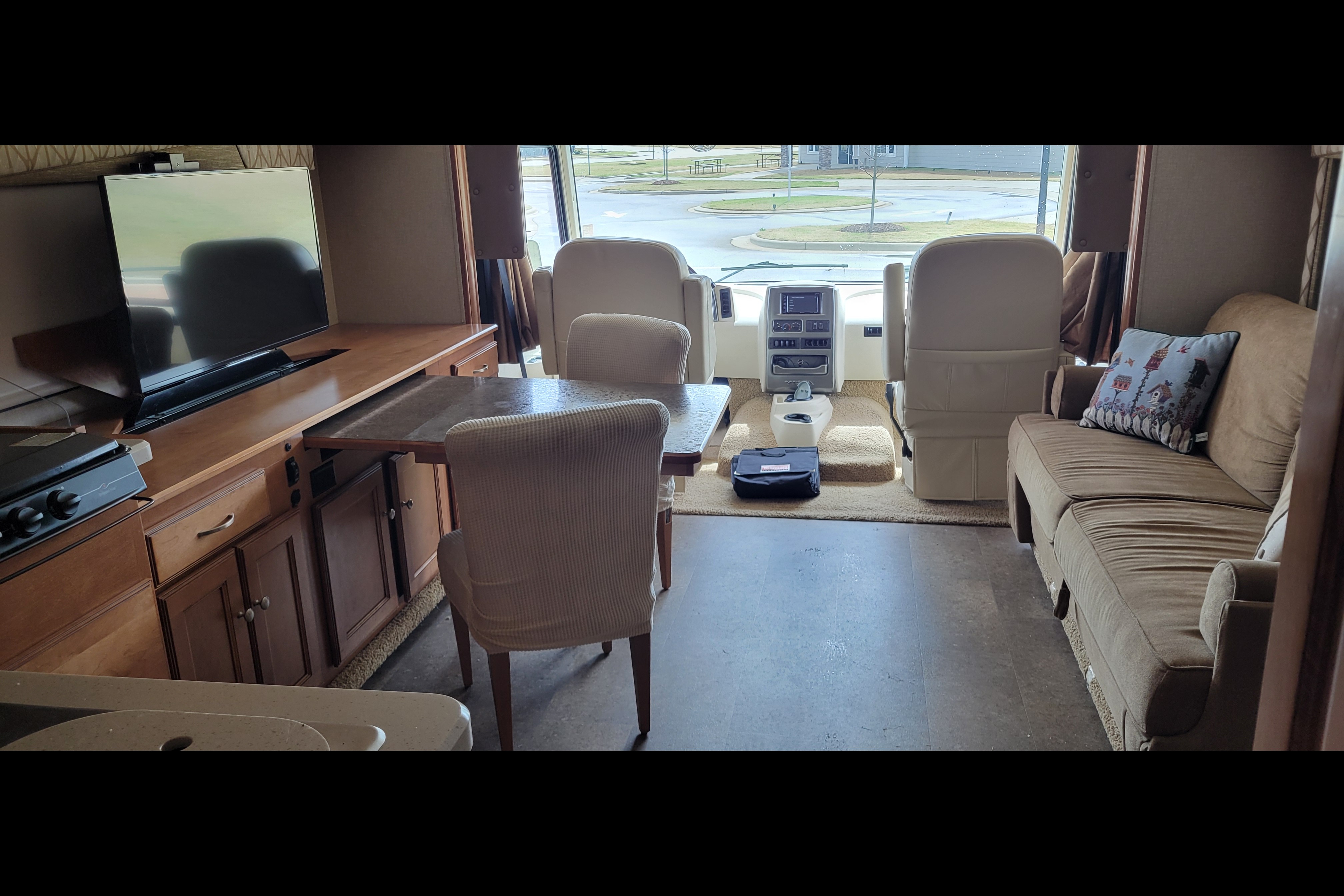 Class A Winnie drives easy and sleeps 5, well appointed!