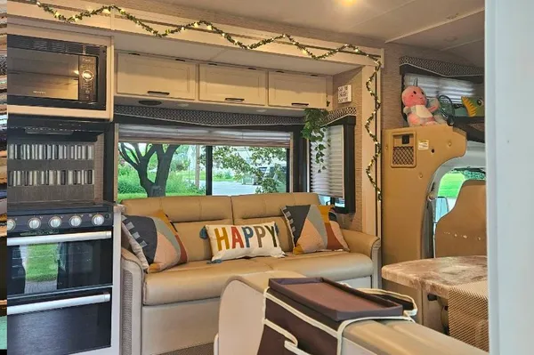 Gilbert's Thor Motor Coach 27R Class C