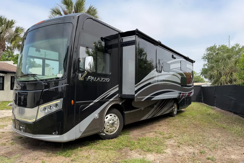 Wesley's Thor Motor Coach Palazzo Class A
