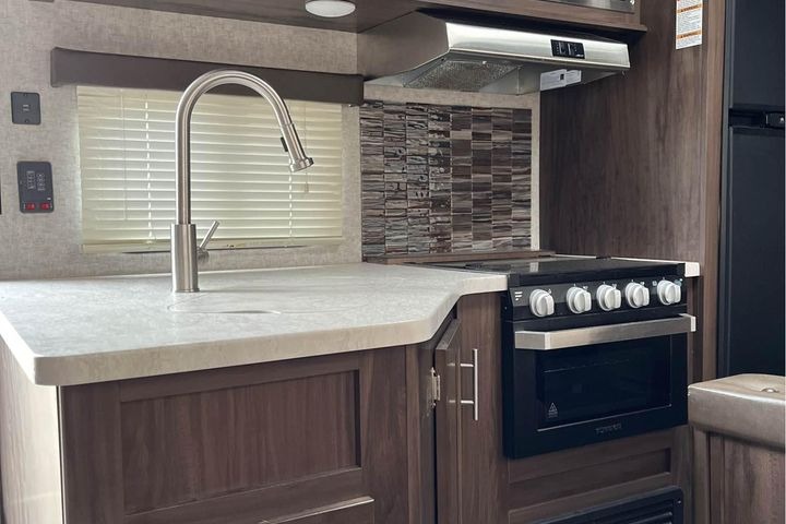 Cheerful 2018 Cherokee M-274DBH Travel Trailer