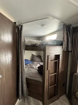 Cheerful 2018 Cherokee M-274DBH Travel Trailer