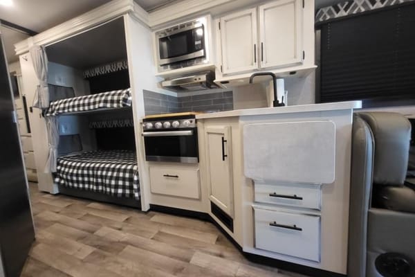 Go and Do RV Rentals - Family Friendly Luxurious Class C