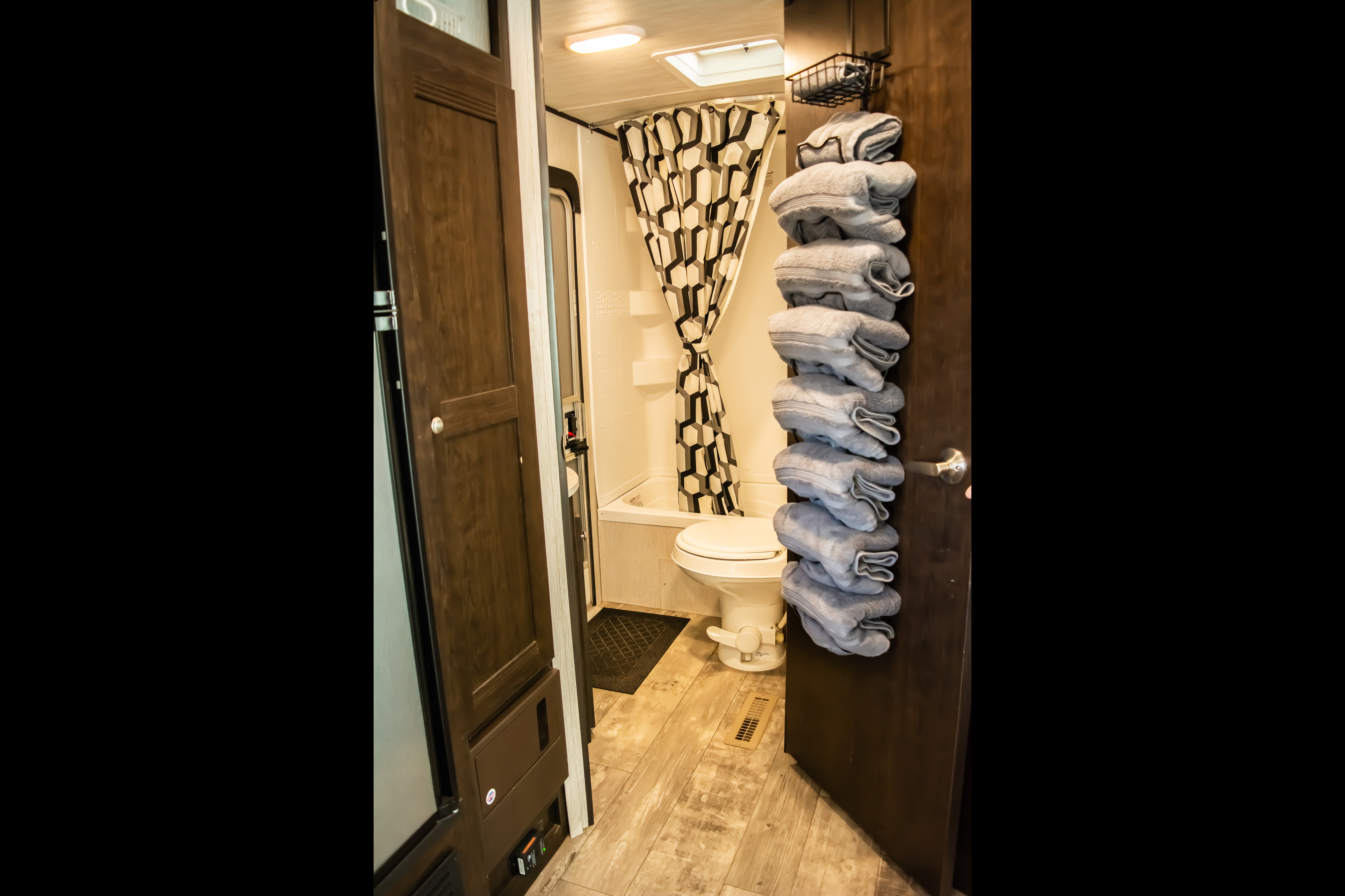 Spacious Pioneer Travel Trailer – Sleeps 10 | Family & Hunting Ready