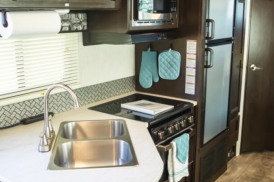 Spacious Pioneer Travel Trailer – Sleeps 10 | Family & Hunting Ready