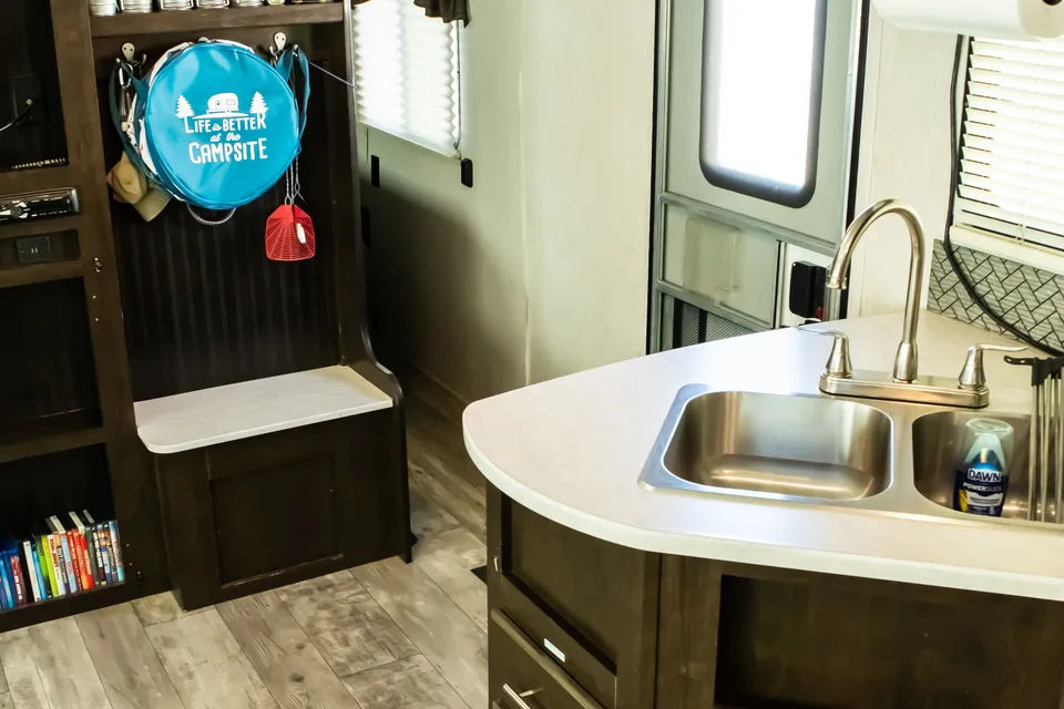 Spacious Pioneer Travel Trailer – Sleeps 10 | Family & Hunting Ready