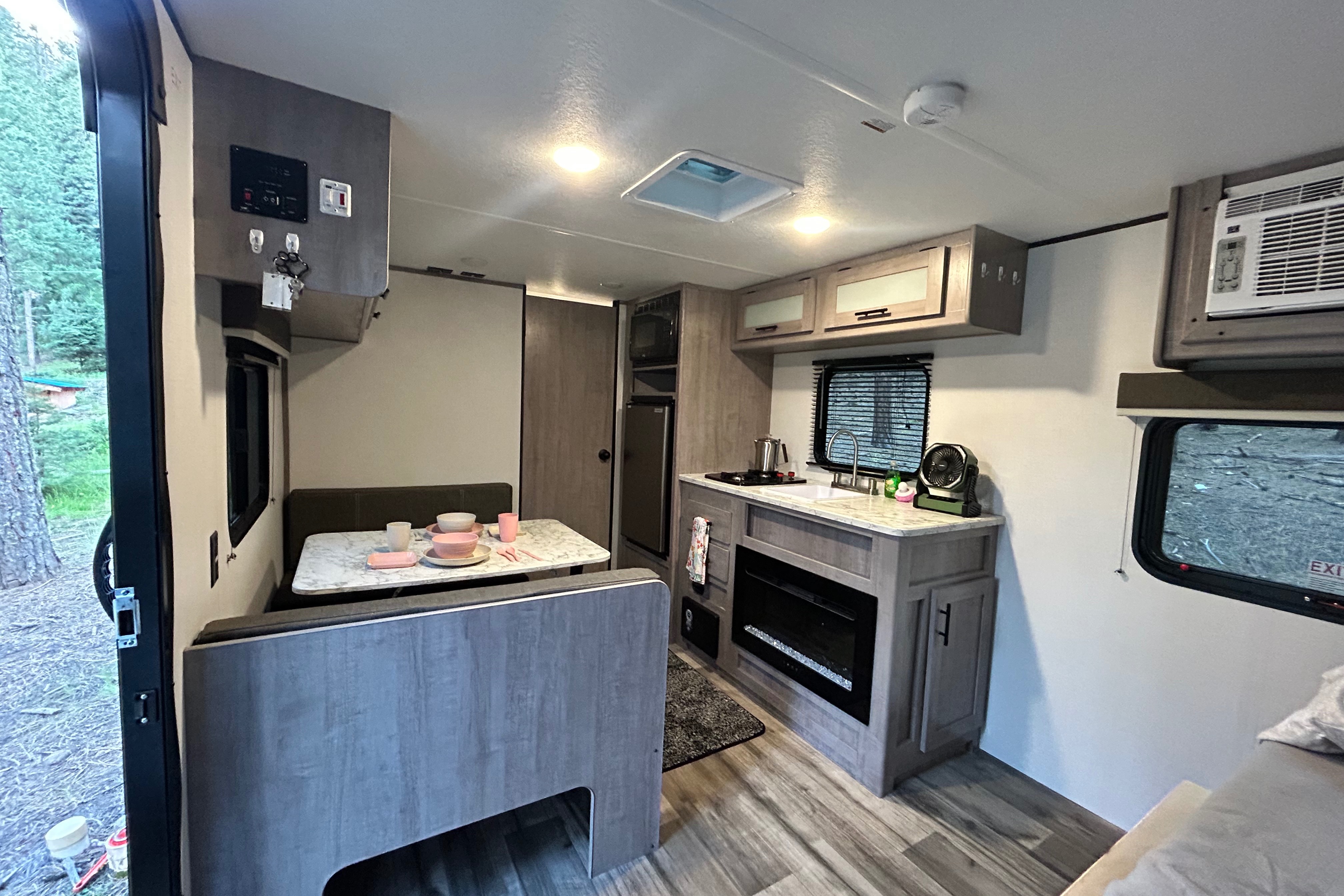 Baileys Escape Dutchmen Coleman Lantern 17R Travel Trailer