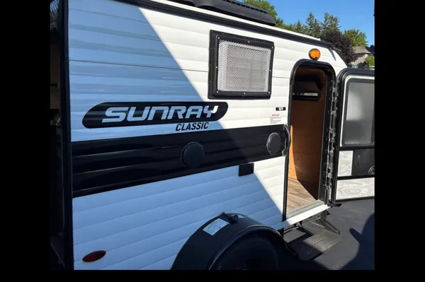 Pingkan's Sunray 109 Classic Travel Trailer