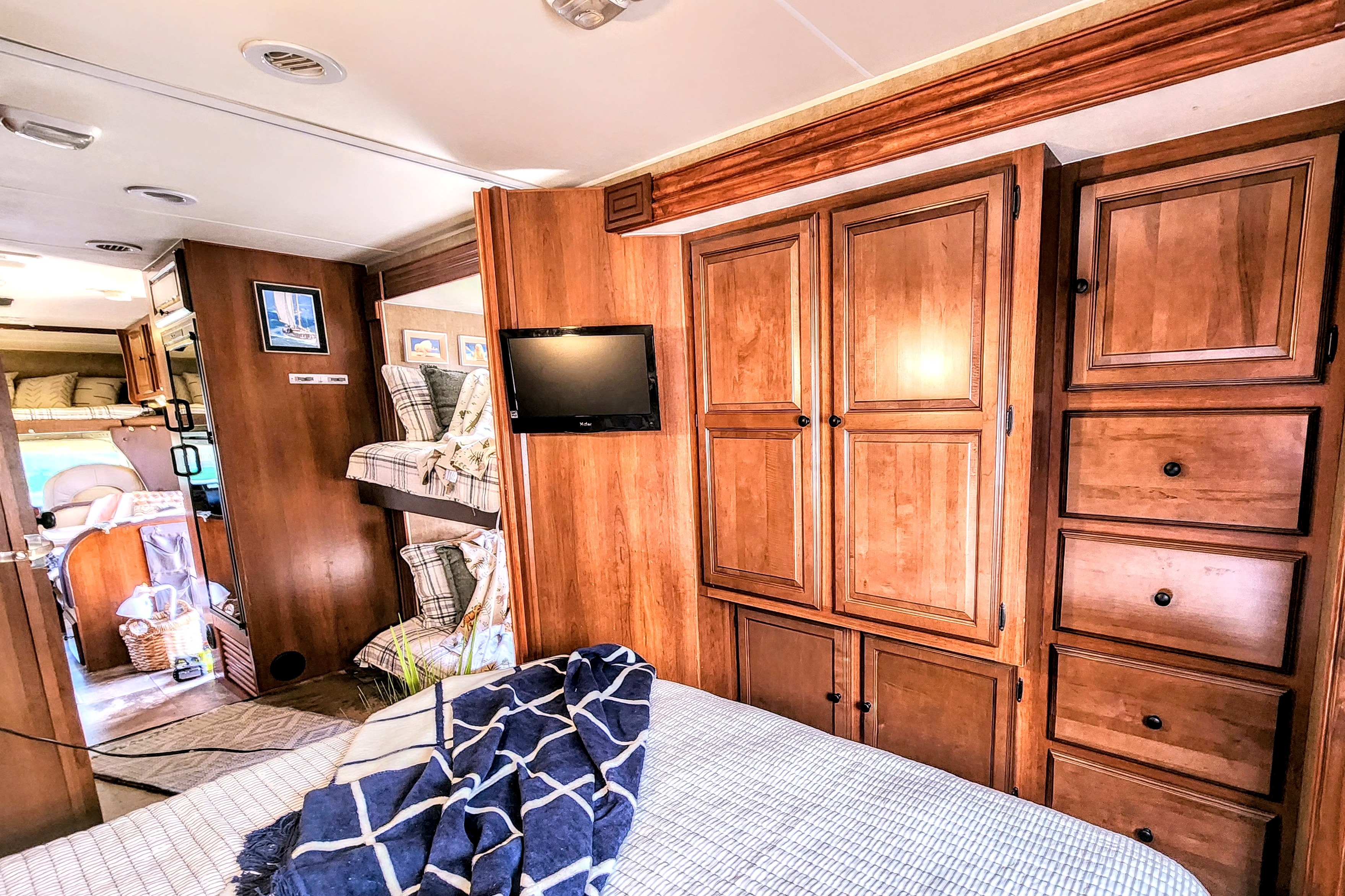 Completely Revonated! "Lucky" the Leprechaun Bunkhouse *Sleeps 10*