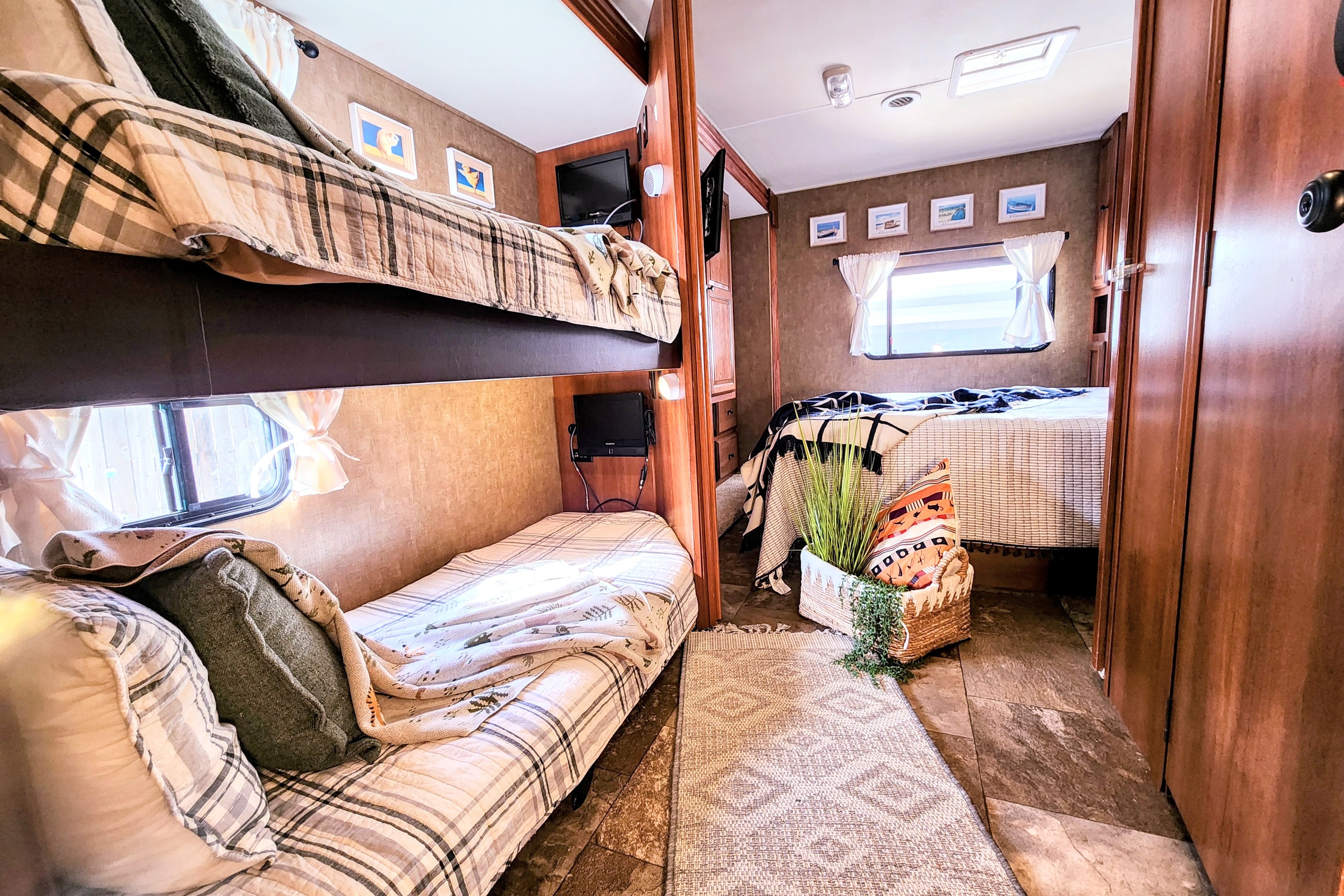 Completely Revonated! "Lucky" the Leprechaun Bunkhouse *Sleeps 10*
