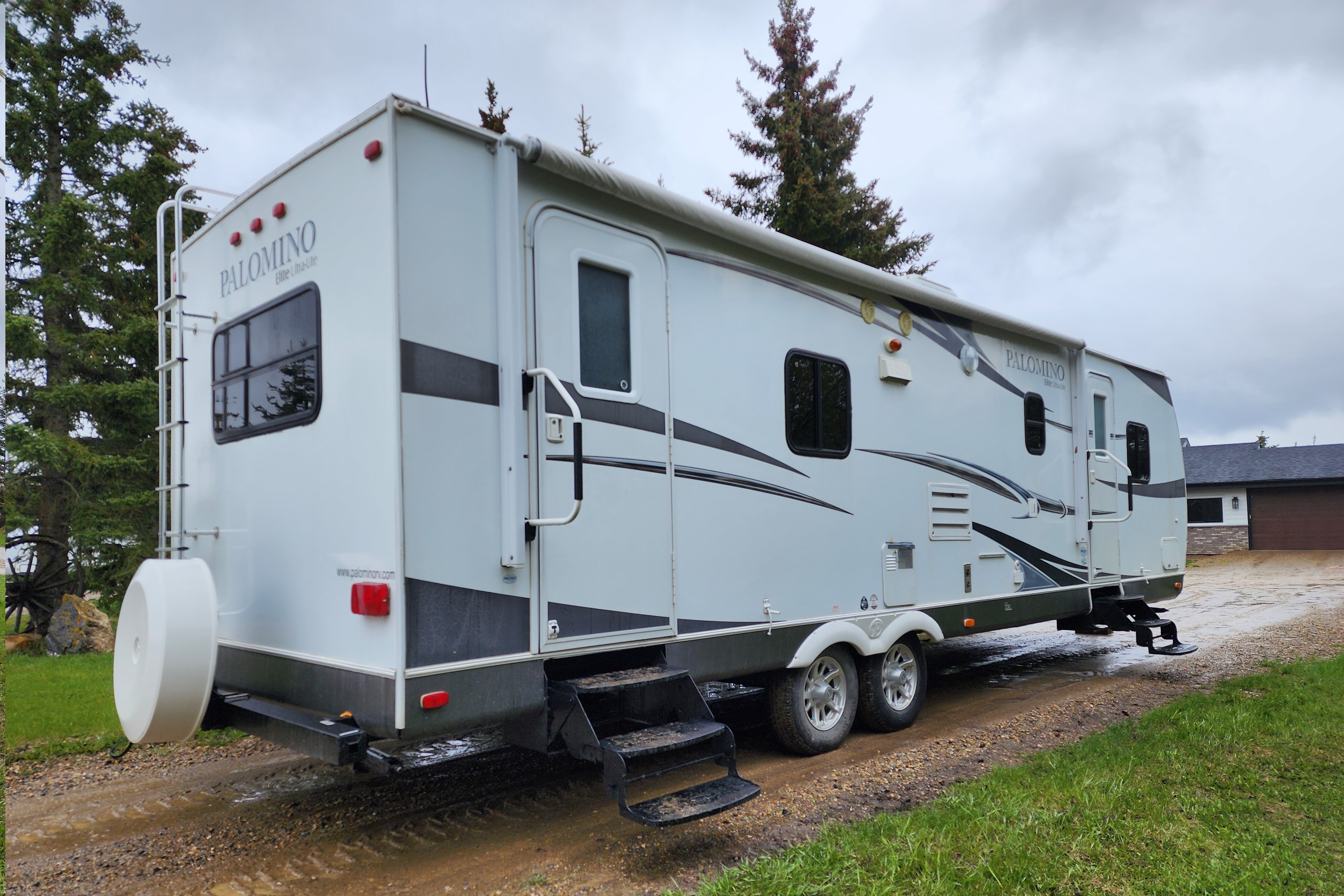 Bearspaw Palomino Elite Ultra-Lite T-829RLQS Travel Trailer