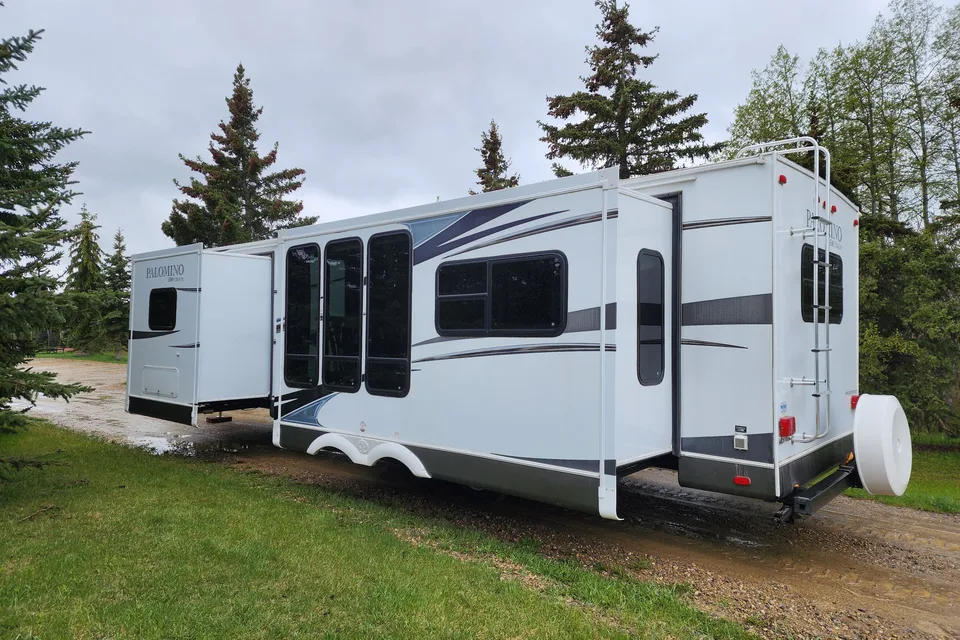 Bearspaw Palomino Elite Ultra-Lite T-829RLQS Travel Trailer