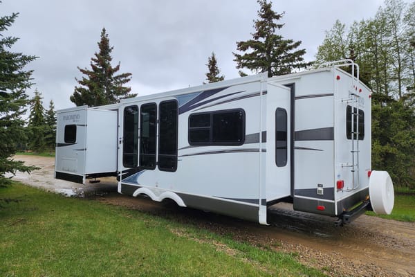 Bearspaw Palomino Elite Ultra-Lite T-829RLQS Travel Trailer