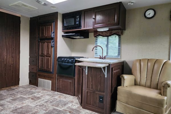 Bearspaw Palomino Elite Ultra-Lite T-829RLQS Travel Trailer