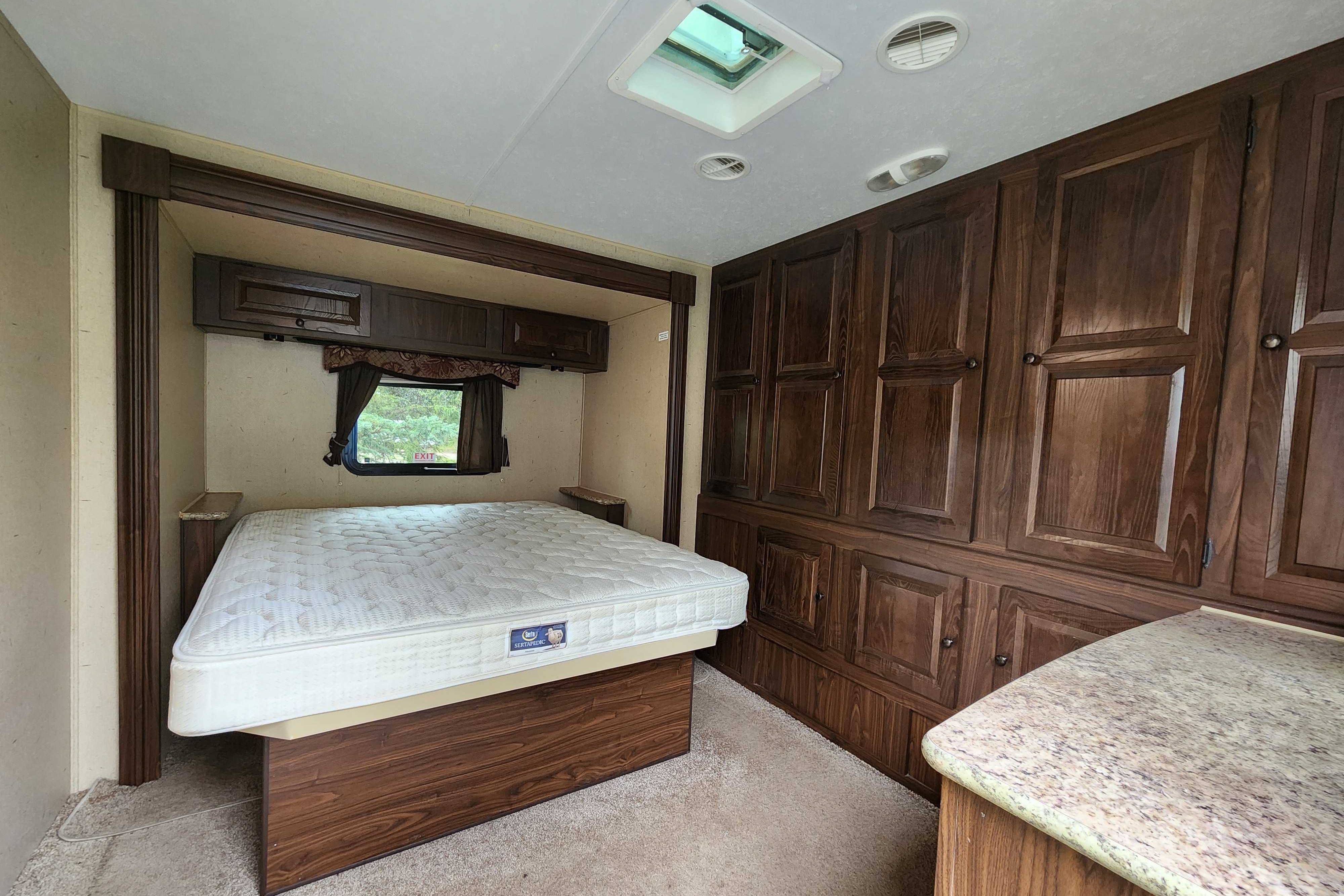 Bearspaw Palomino Elite Ultra-Lite T-829RLQS Travel Trailer