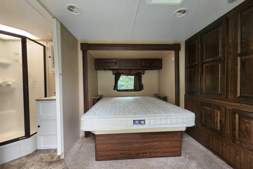 Bearspaw Palomino Elite Ultra-Lite T-829RLQS Travel Trailer